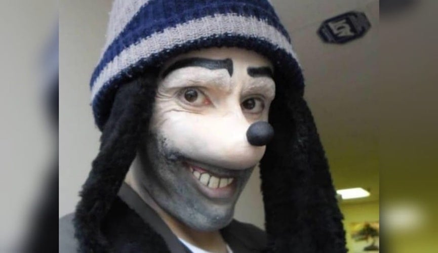 Foto de homem fantasiado de Pateta, personagem da Disney