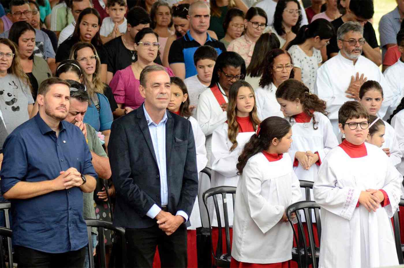 Autoridades, coroinhas e fiéis participam de missa campal pelos 60 anos de Várzea Paulista durante celebração na Praça CEU.