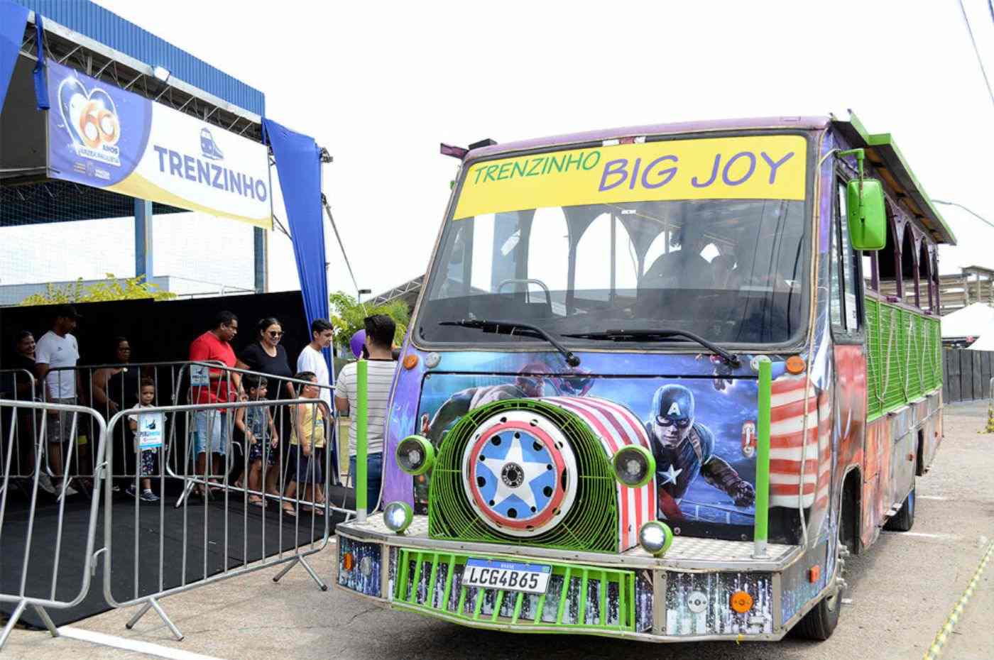 Trenzinho Big Joy atrai crianças e famílias durante festa dos 60 anos de Várzea Paulista na Praça CEU, com fila de embarque animada.