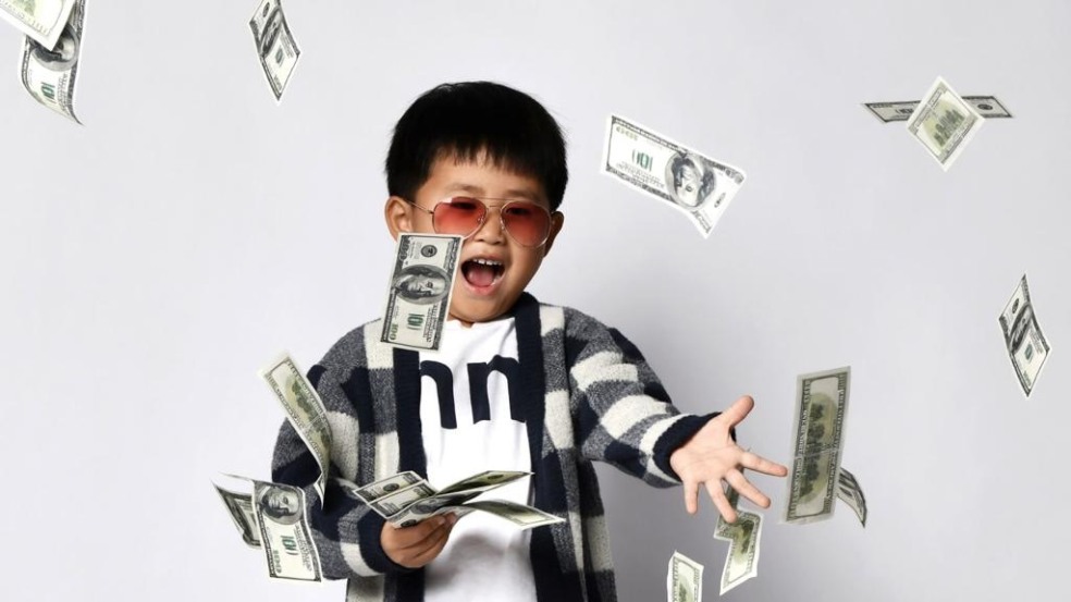 A Era das contradições. O jovem rico no oriente e a pobreza no ocidente