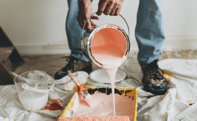 Pessoa mexendo com tinta