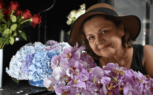 A relação de Kéka com as flores é antiga; data dos sete anos de idade. (Foto: Larissa Knupp/Tribuna de Jundiaí)