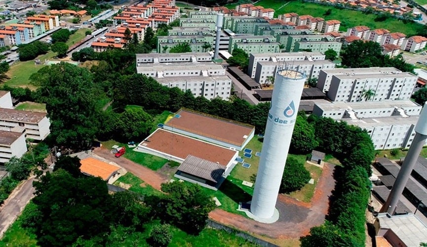 Foto aérea de reservatório