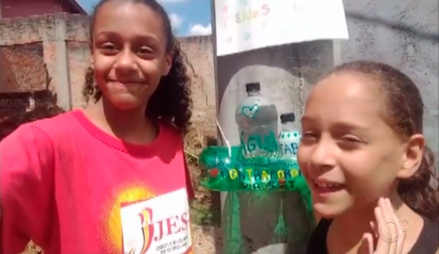 Foto de meninas com suporte de garrafas plásticas