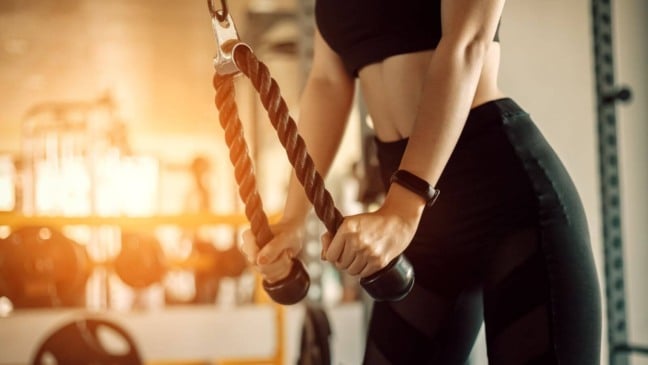 Mulher fazendo exercícios