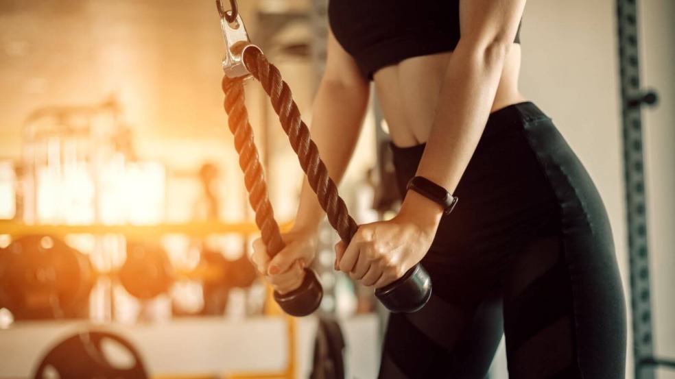 Mulher fazendo exercícios