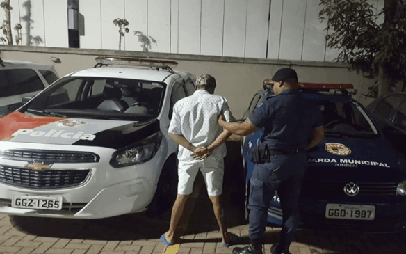 Homem, que não teve sua identidade divulgada, foi detido e levado a delegacia. (Foto: Redação Imprensa Policial)
