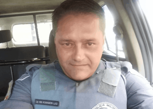 PM de folga percebe tristeza em homem e o salva de suicídio