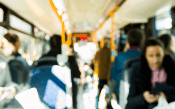 Assaltante ameaçou passageiros com cacos de vidro. (Foto: freepik)