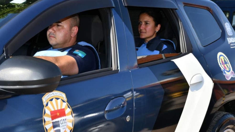 Guardas de Jundiaí em viatura