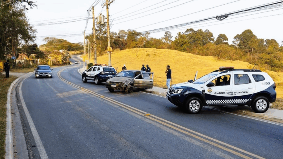 Em Itupeva: Ladrões roubam veículo, colidem contra poste e são presos