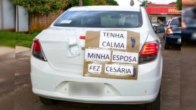 carro com recado colado no porta malas