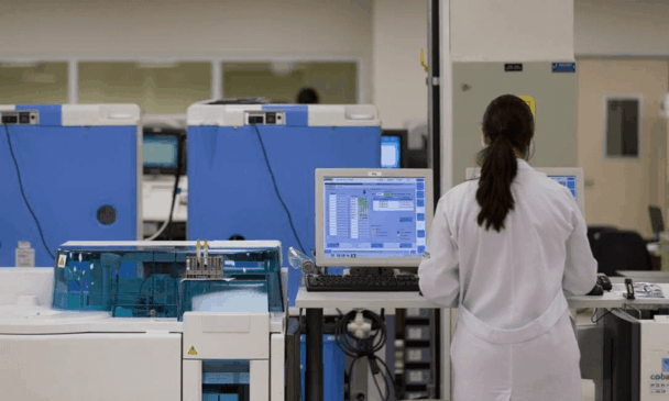 Médica avalia monitor cardíacos em sala de UTI