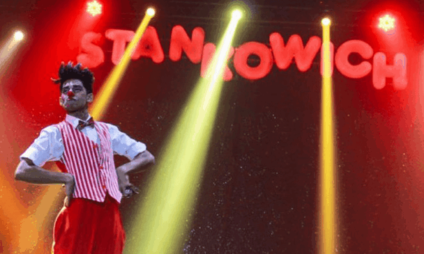 Palhaço no picadeiro do circo