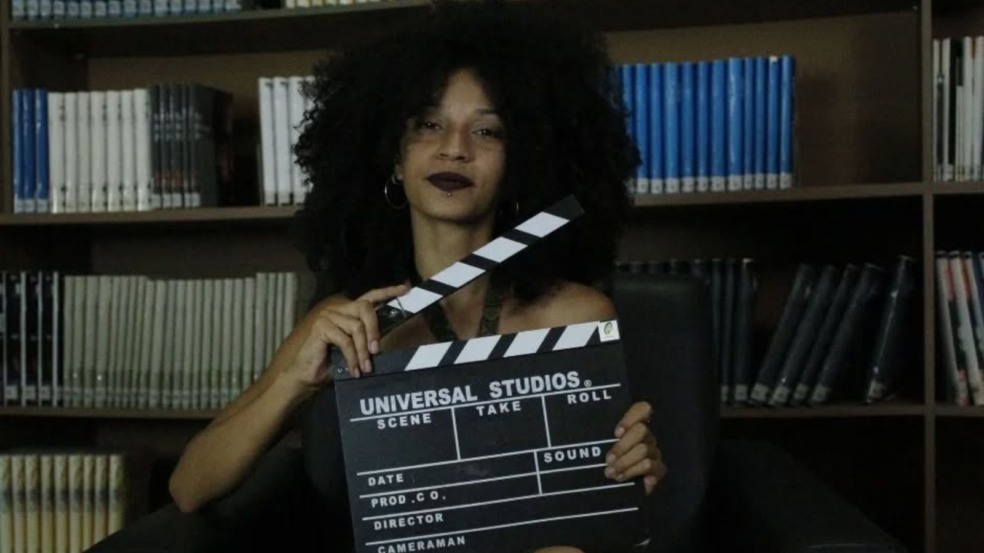 Garota com claquete na mão