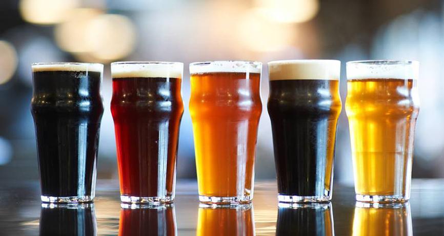 vários copos de cerveja artesanal vários copos de cerveja artesanal