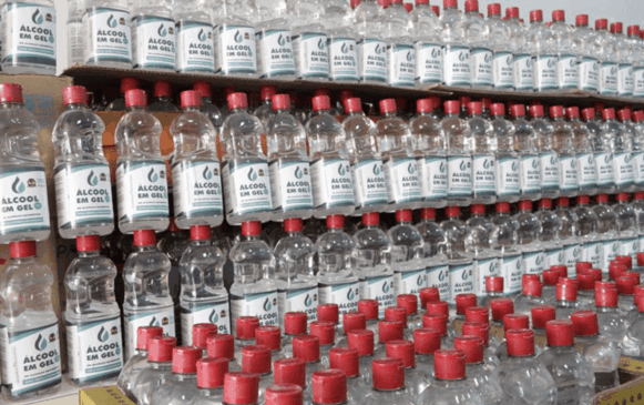 Frascos de álcool em gel expostos em prateleiras