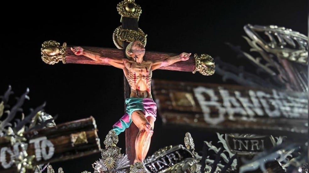 um homem ferido crucificado