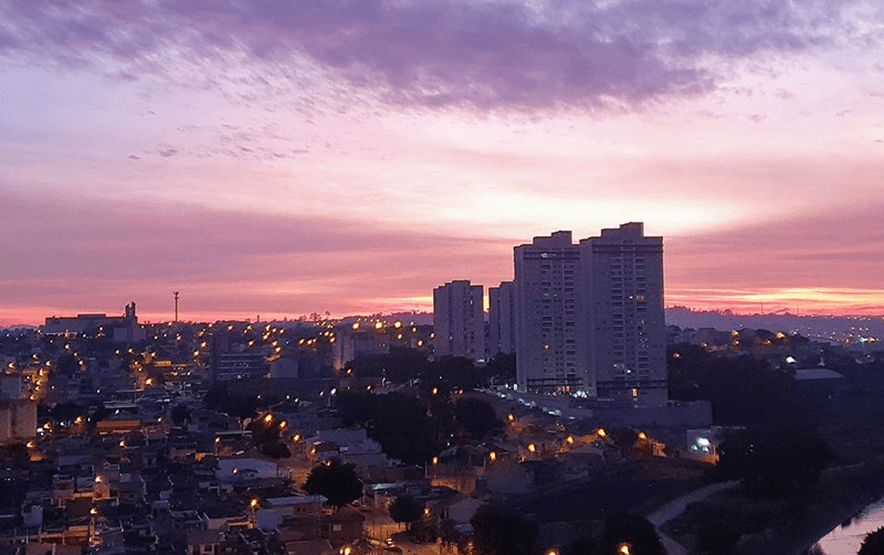 Jundiaí com céu rosado ao amanhecer Jundiaí com céu rosado ao amanhecer