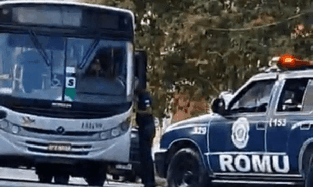 Policial se aproxima da janela de ônibus