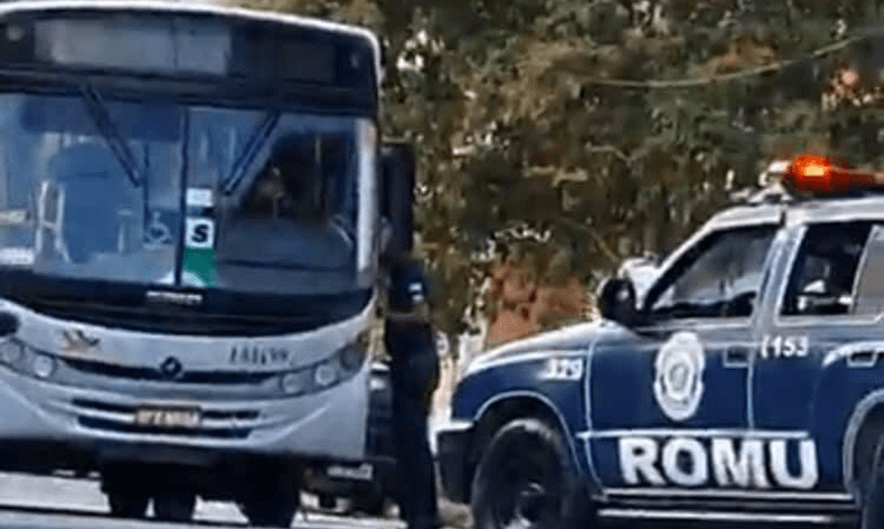 Policial se aproxima da janela de ônibus