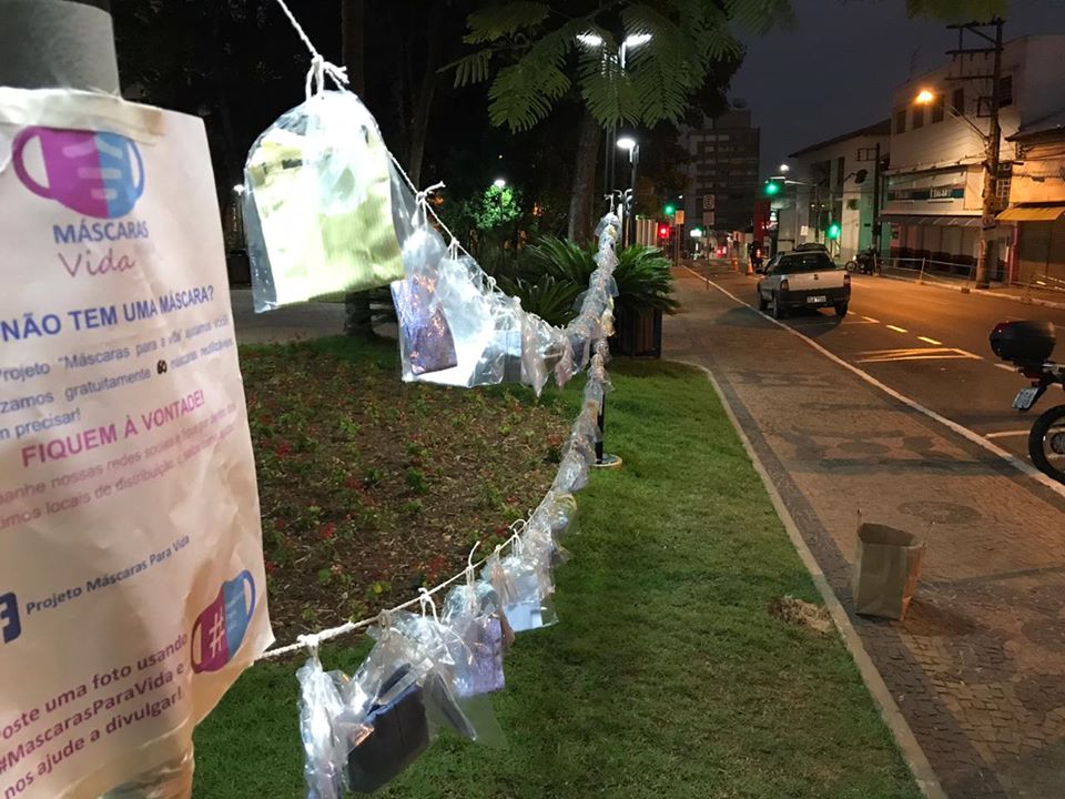 Foto de varal com máscaras