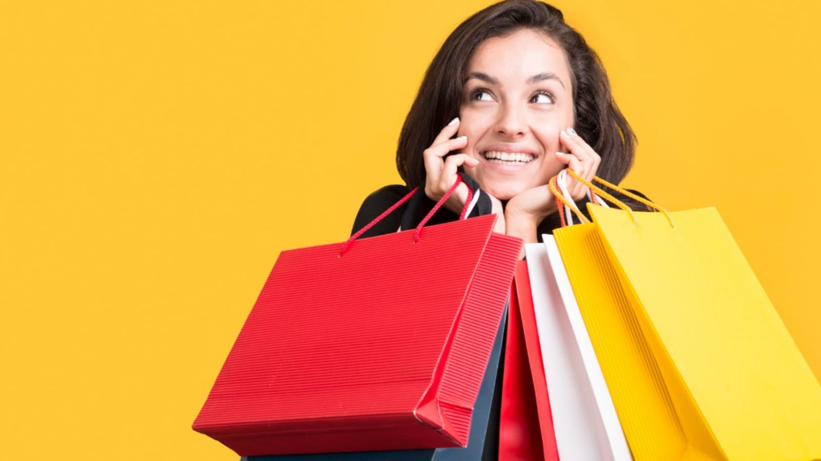 Mulher com sacolas de compras