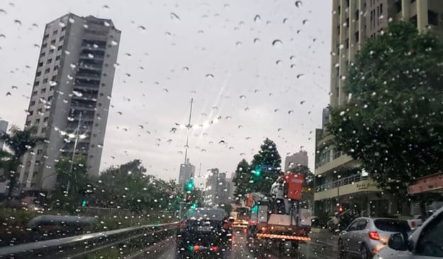 Vidro do carro com gotas de chuva