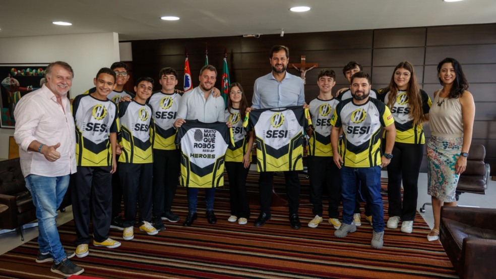 Premiada em torneio mundial, equipe de robótica do Sesi de Jundiaí visita Prefeito