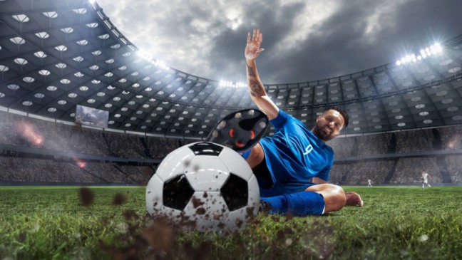 Homem jogando futebol