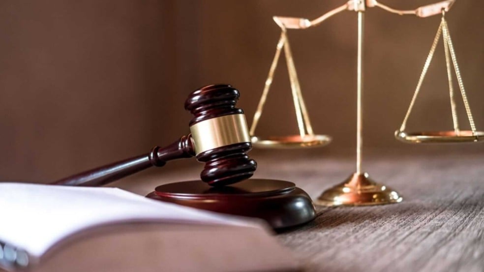 Martelo de juiz e balança da justiça