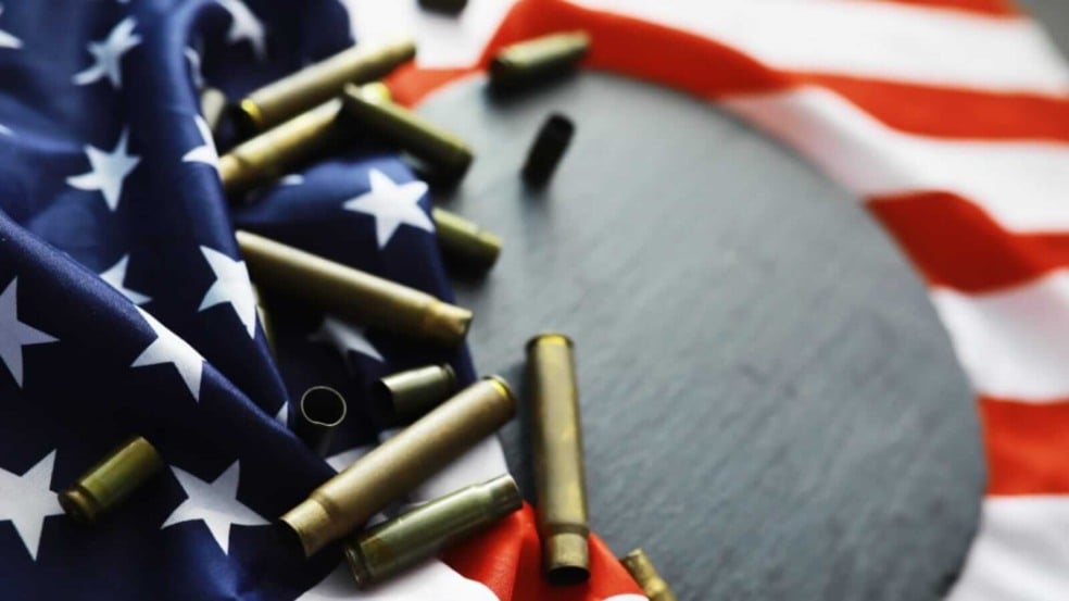 Bandeira dos Estados Unidos com munições