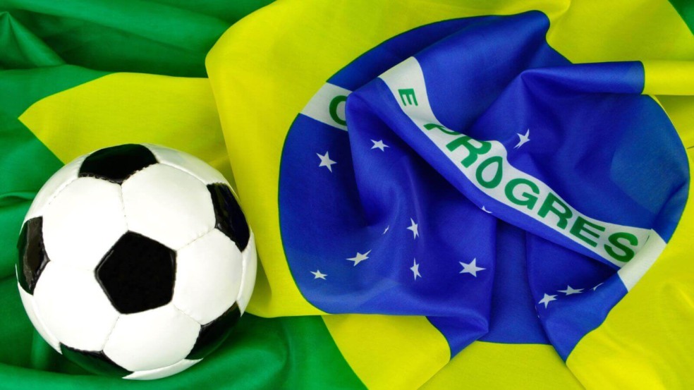 Bandeira do Brasil e bola de futebol Bandeira do Brasil e bola de futebol