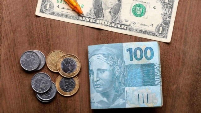 Moedas e cédulas de dólar e real