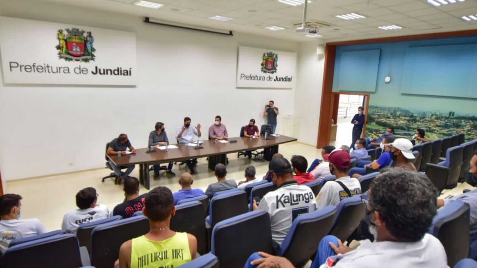 Reunião em auditório com prefeito de Jundiaí