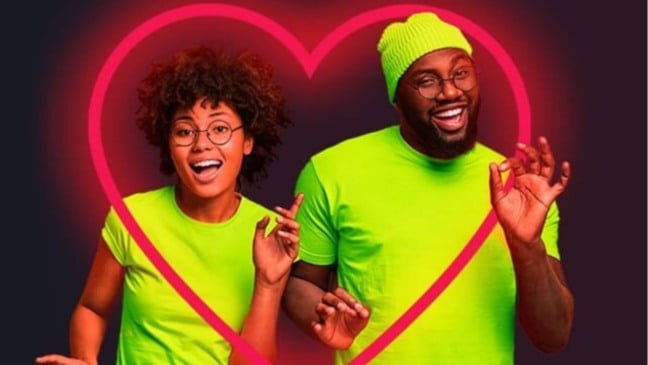 Casal no meio de um coração de led