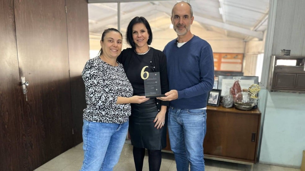 Presidente da ACE junto com os filhos do dono da Casa Mario