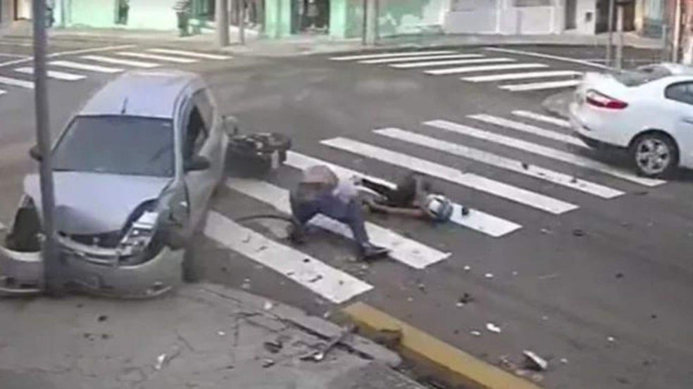 Pedestres escapam ilesos de batida entre carros e moto em Jundiaí (Foto: Reprodução/TV TEM)