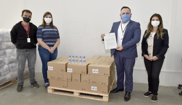 Lote de álcool em gel ao lado de autoridades jundiaienses de máscaras