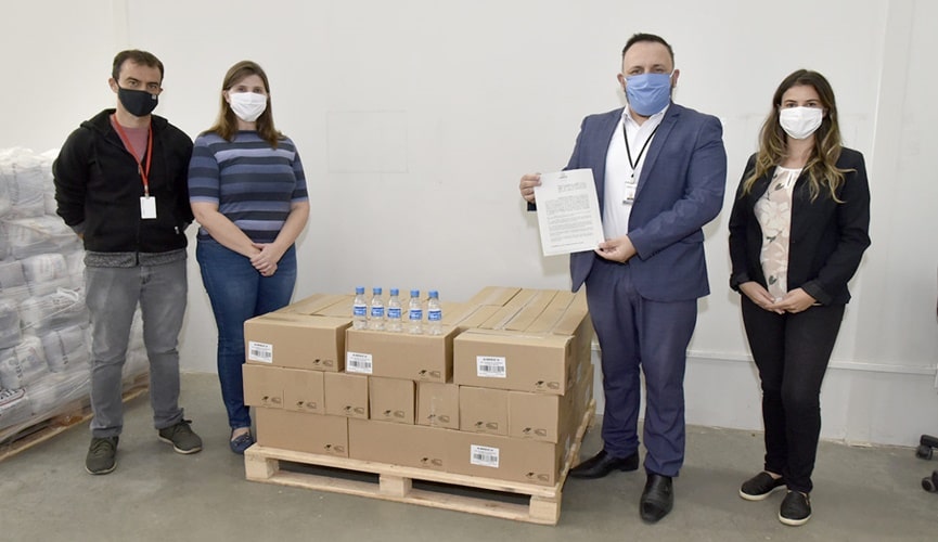 Lote de álcool em gel ao lado de autoridades jundiaienses de máscaras