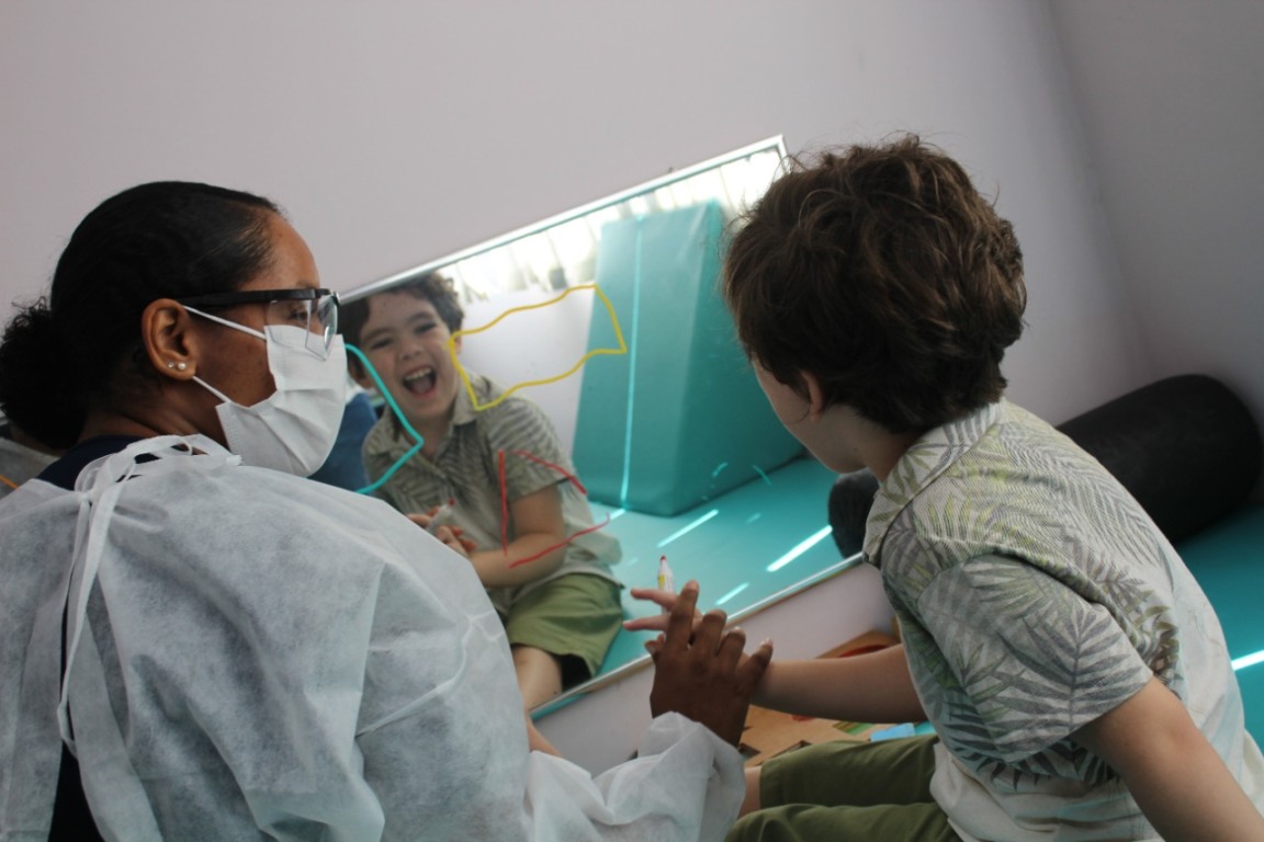 Criança recebendo atendimento especializado e inclusivo na APAE de Jundiaí