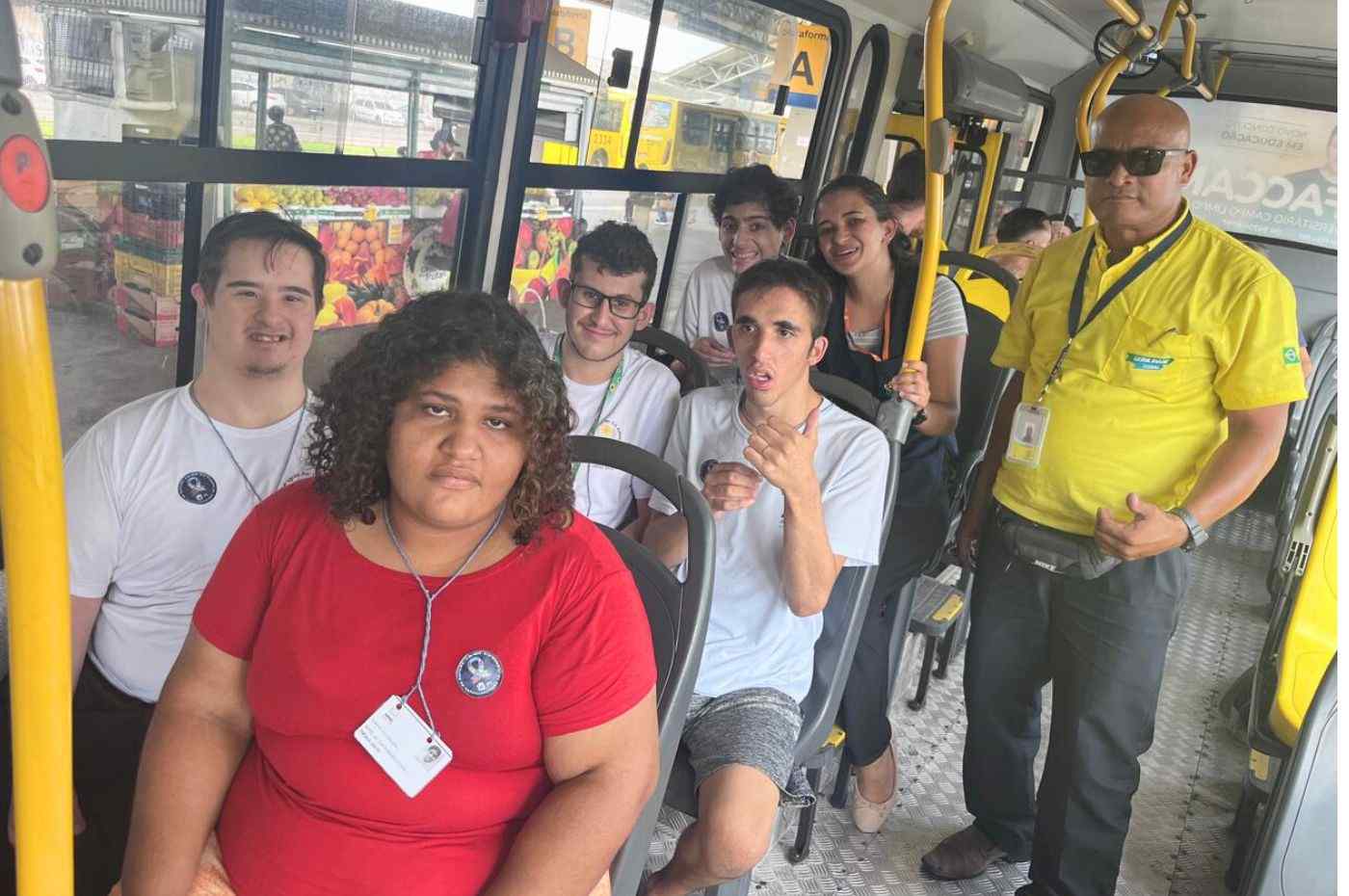 Alunos da APAE de Jundiaí vivenciam educação inclusiva e acessibilidade em atividade prática dentro de um ônibus urbano.
