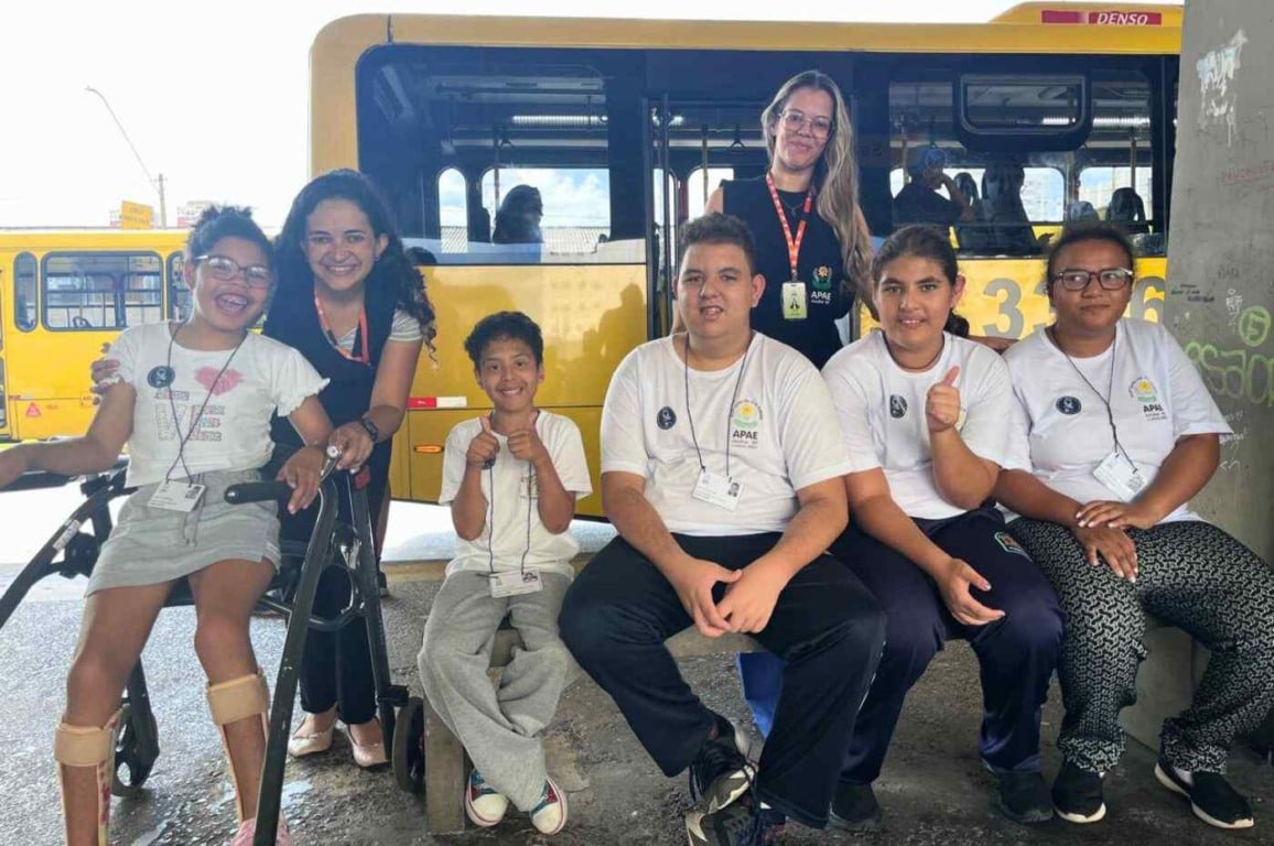 Estudantes da APAE de Jundiaí participam de atividade sobre educação inclusiva e acessibilidade no terminal.
