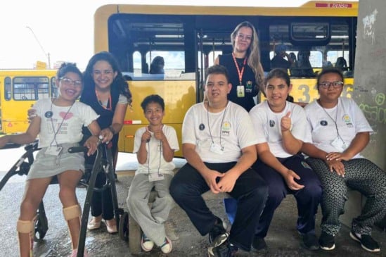 Estudantes da APAE de Jundiaí participam de atividade sobre educação inclusiva e acessibilidade no terminal.
