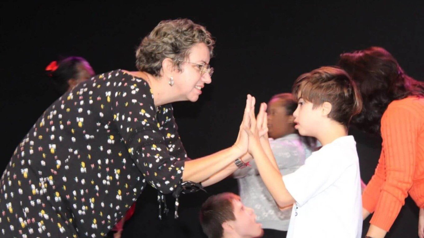 APAE de Jundiaí reúne a famílias para aula aberta do Projeto Arte e Movimento