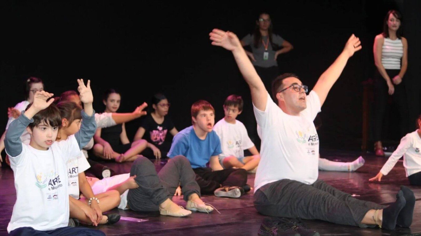 APAE de Jundiaí reúne a famílias para aula aberta do Projeto Arte e Movimento
