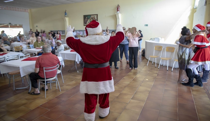 Papai Noel no meio de uma sala com idosos