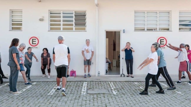 Idosos praticando atividades físicas.