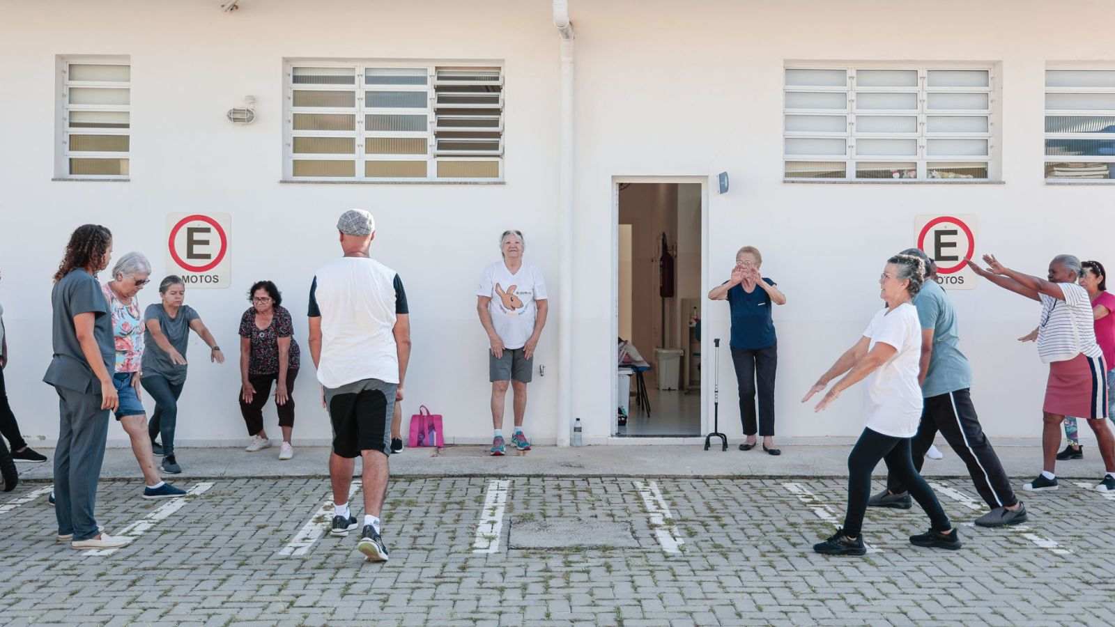 Idosos praticando atividades físicas.