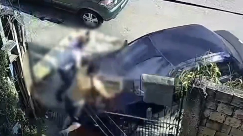 Câmera de segurança registra carro invadindo residência em Jundiaí durante tentativa de atropelamento de duas pessoas. Câmera de segurança registra carro invadindo residência em Jundiaí durante tentativa de atropelamento de duas pessoas.